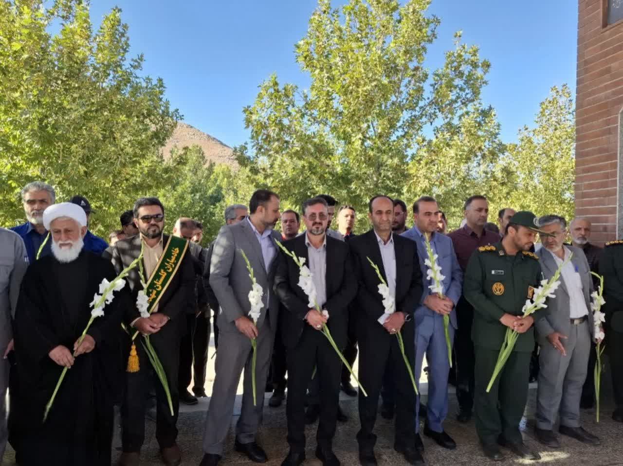 آئین گلباران مزار مطهر شهدای گمنام بمناسبت آغاز هفته دفاع مقدس