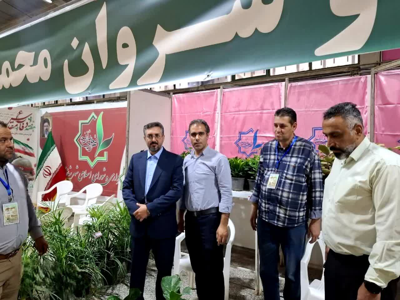 بازدید شهردار از غرفه گل و گیاه شهرداری شازند در نمایشگاه گل و گیاه استان مرکزی